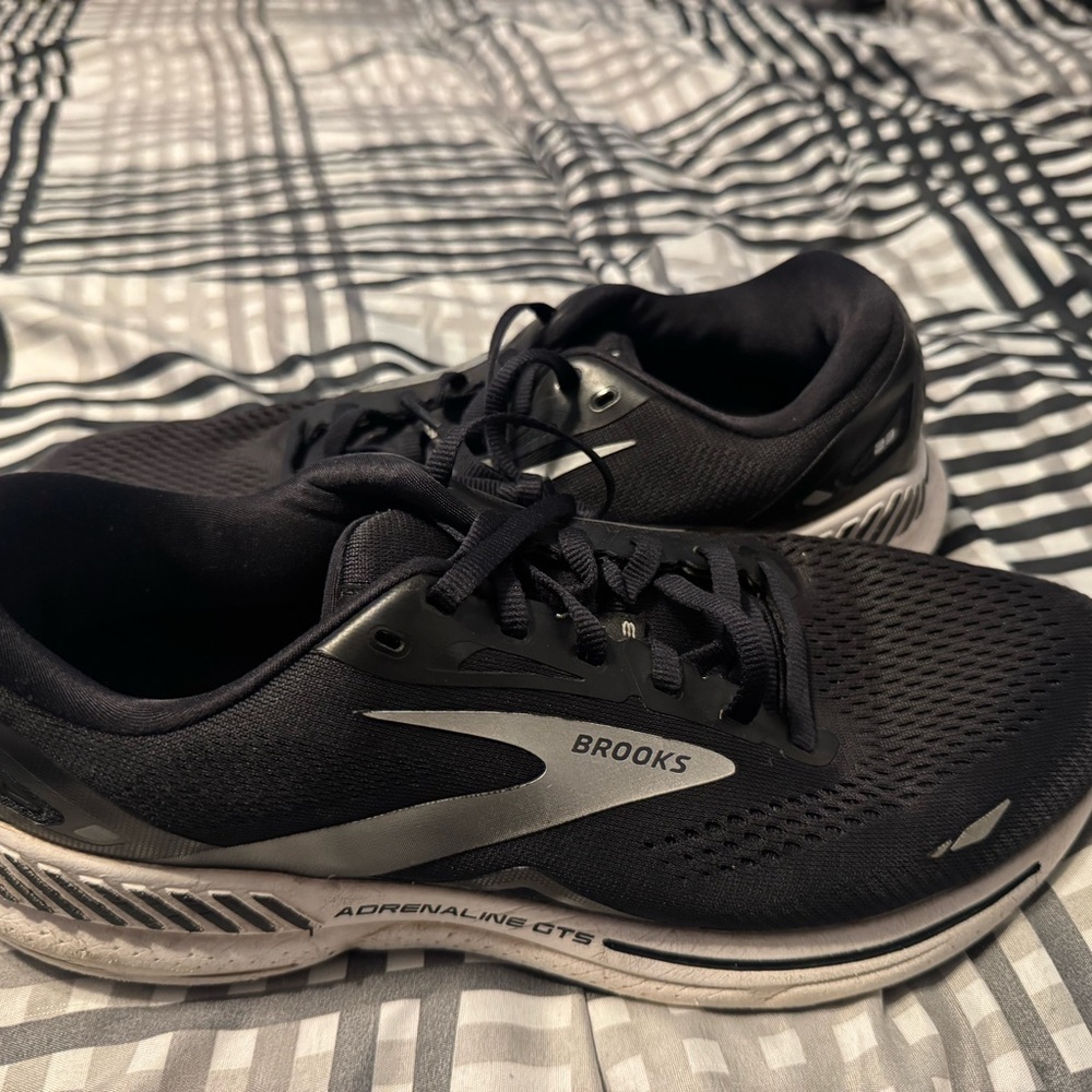 Brooks Men's Black and Gray Athletic Shoes, great condition! - Picture 5 of 11